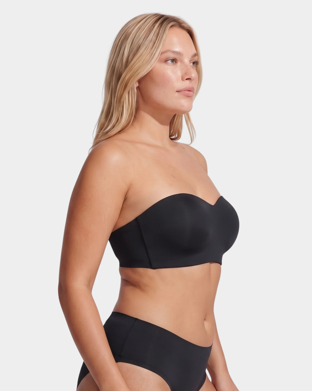 PLERIVA Molded Strapless Underwire Bandeau in Black, side profile on model