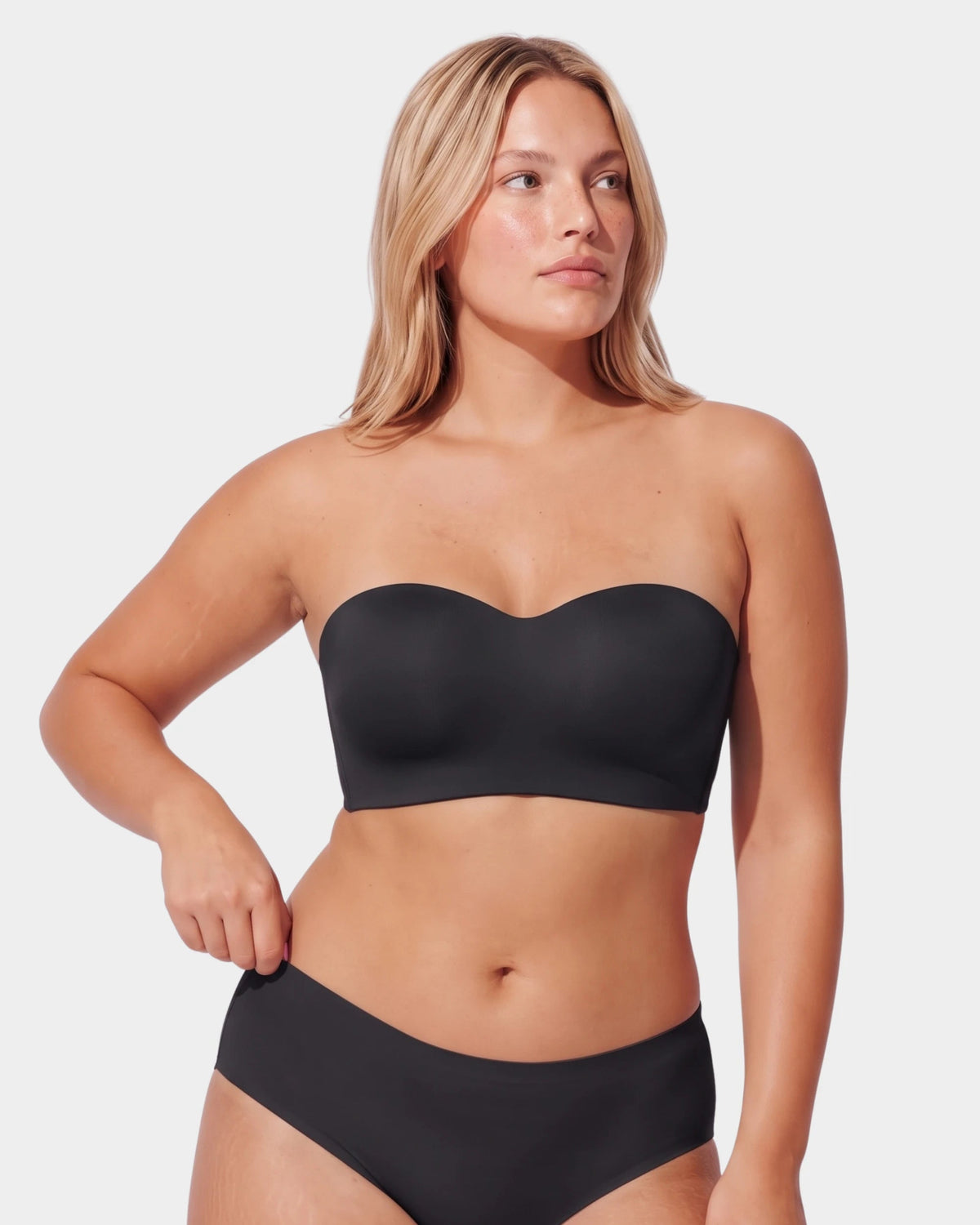 PLERIVA Molded Strapless Underwire Bandeau in Black, strapless front view on model