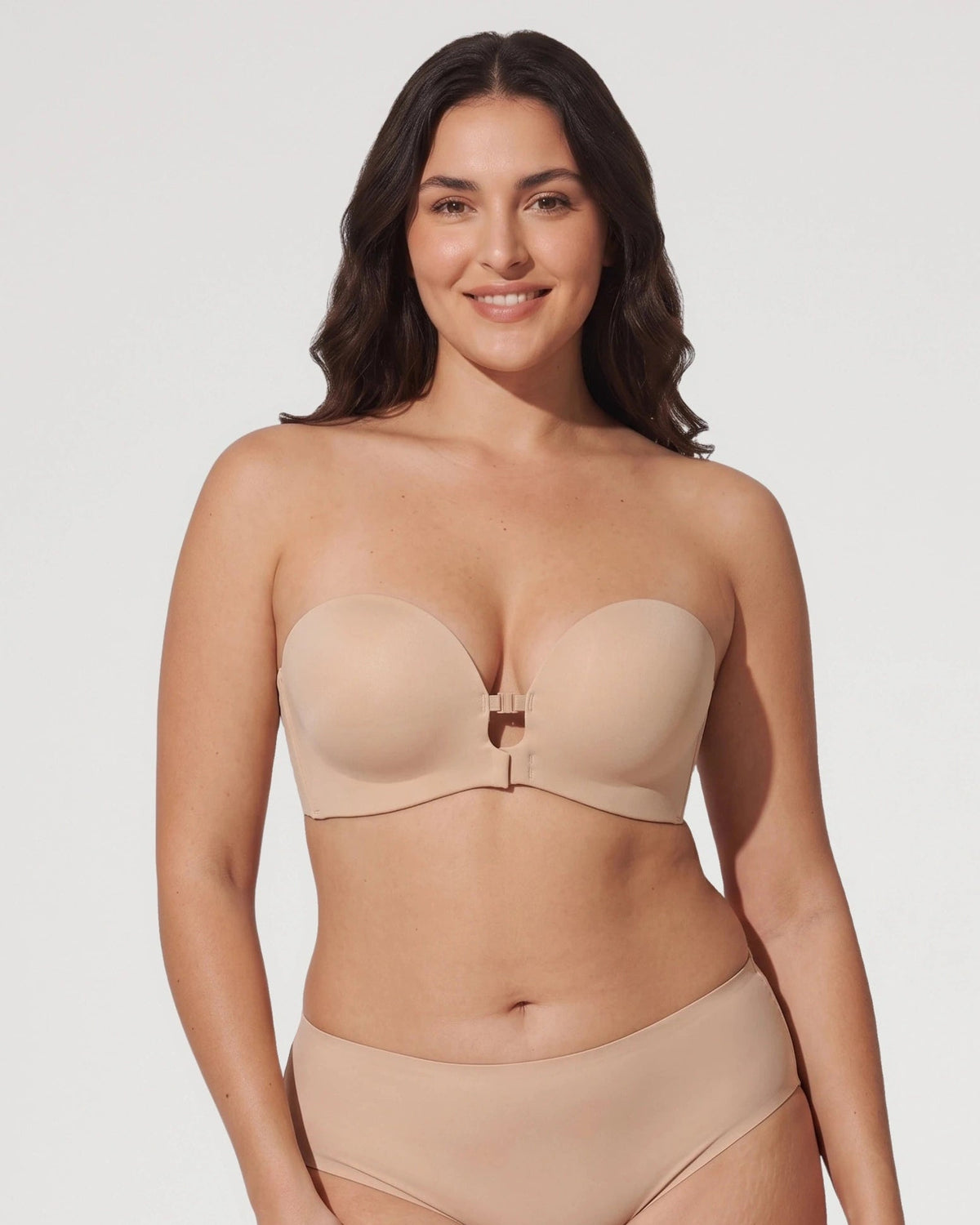 PLERIVA Padded Strapless Bra with Front Closure in Nude, front view on a curvy model